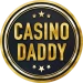 Tarjeta de casino con presencia llamativa y enfoque en mesas en vivo